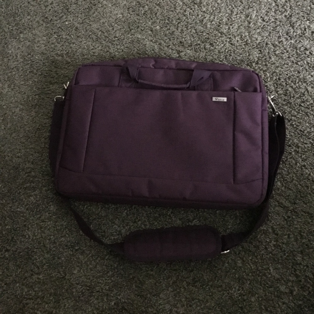 Voova 17 inch computer bag. Plum